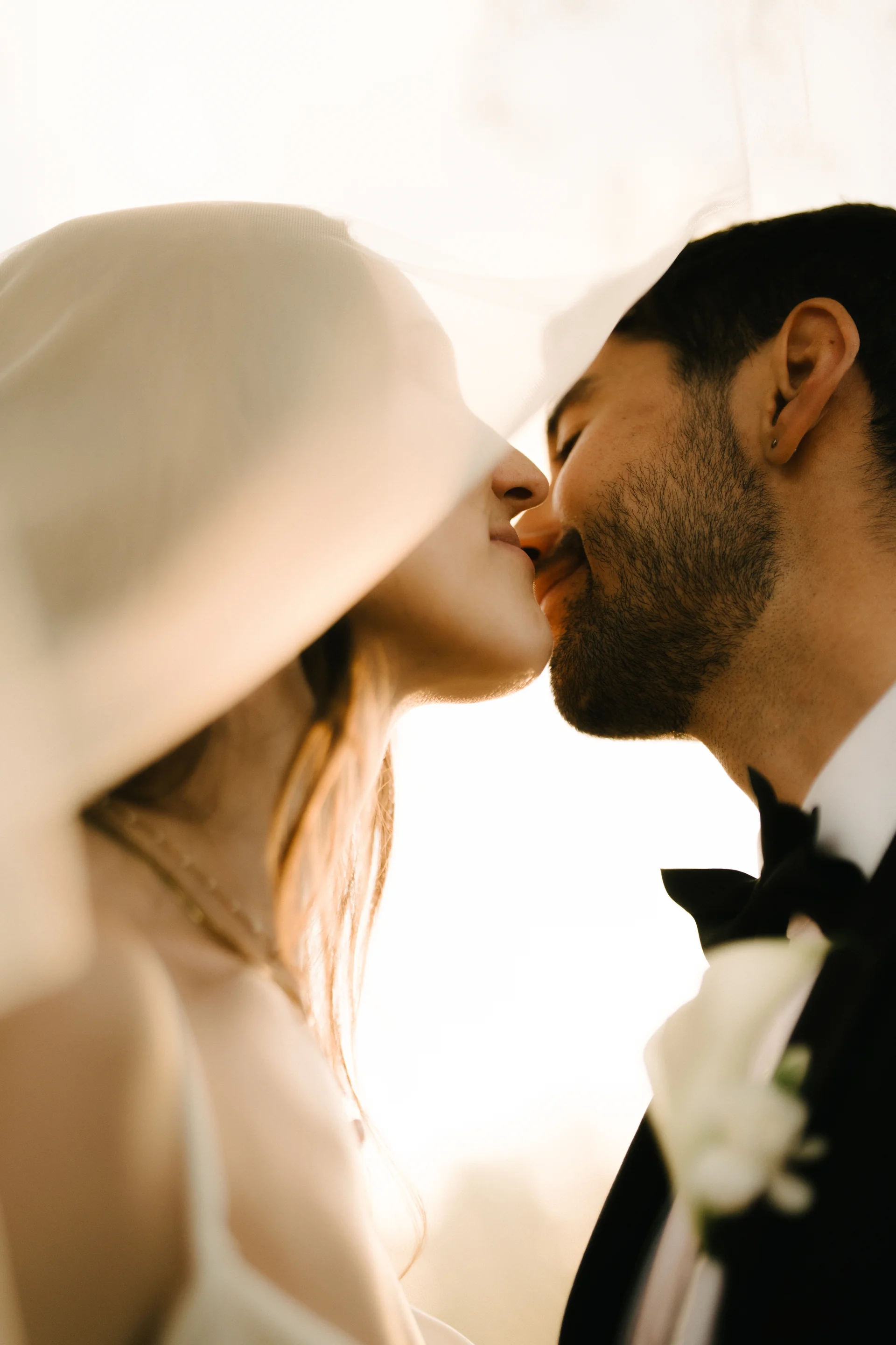 A kiss under the veil, Luci & Carl, against the sun