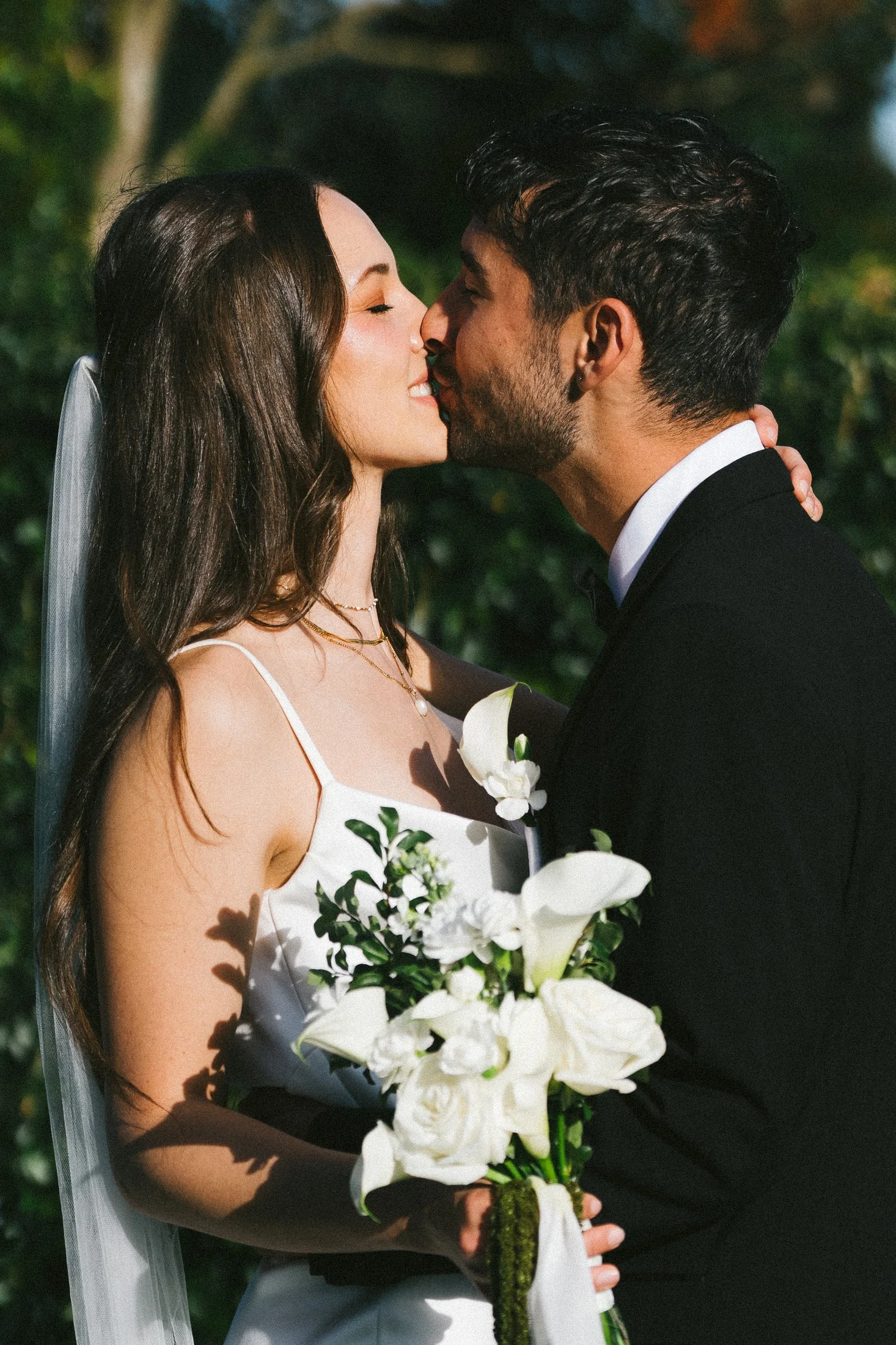 The kiss, with flowers, Luci & Carl, bouquet between them