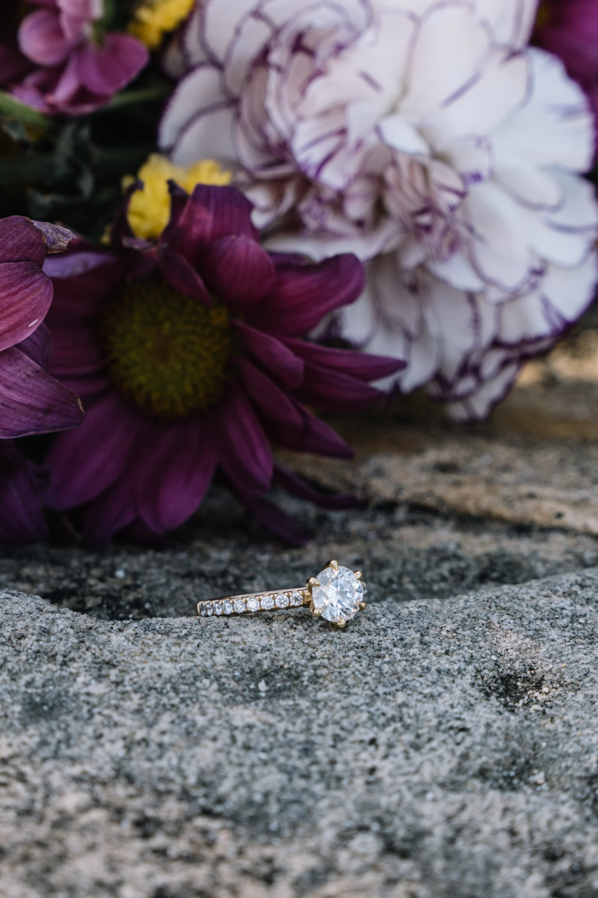 The ring on the rock, Gold, stone and blooms